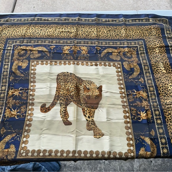 LADIES 40”x 40” SCARF (NO TEARS/HOLES) - Picture 1 of 2